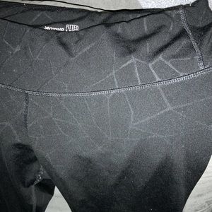 Old Navy fitted leggings size large black with cracked / black geo print